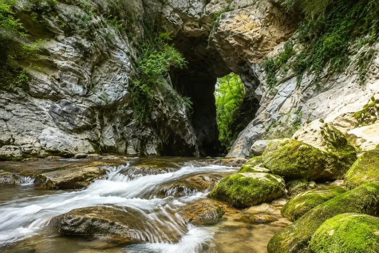 L&rsquo;Arche de Ponadieu : pont naturel calcaire dans les Préalpes d&rsquo;Azur