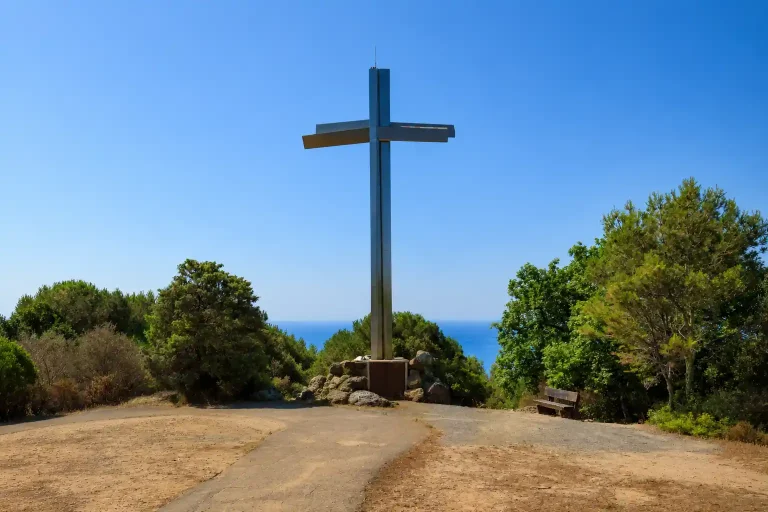 Randonnée à la Croix des Gardes : circuits, panoramas et accès depuis Cannes